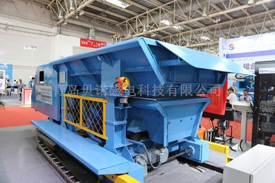 中頻爐智能加料系統(tǒng) 振動加料小車引領(lǐng)環(huán)保高效生產(chǎn)新篇章